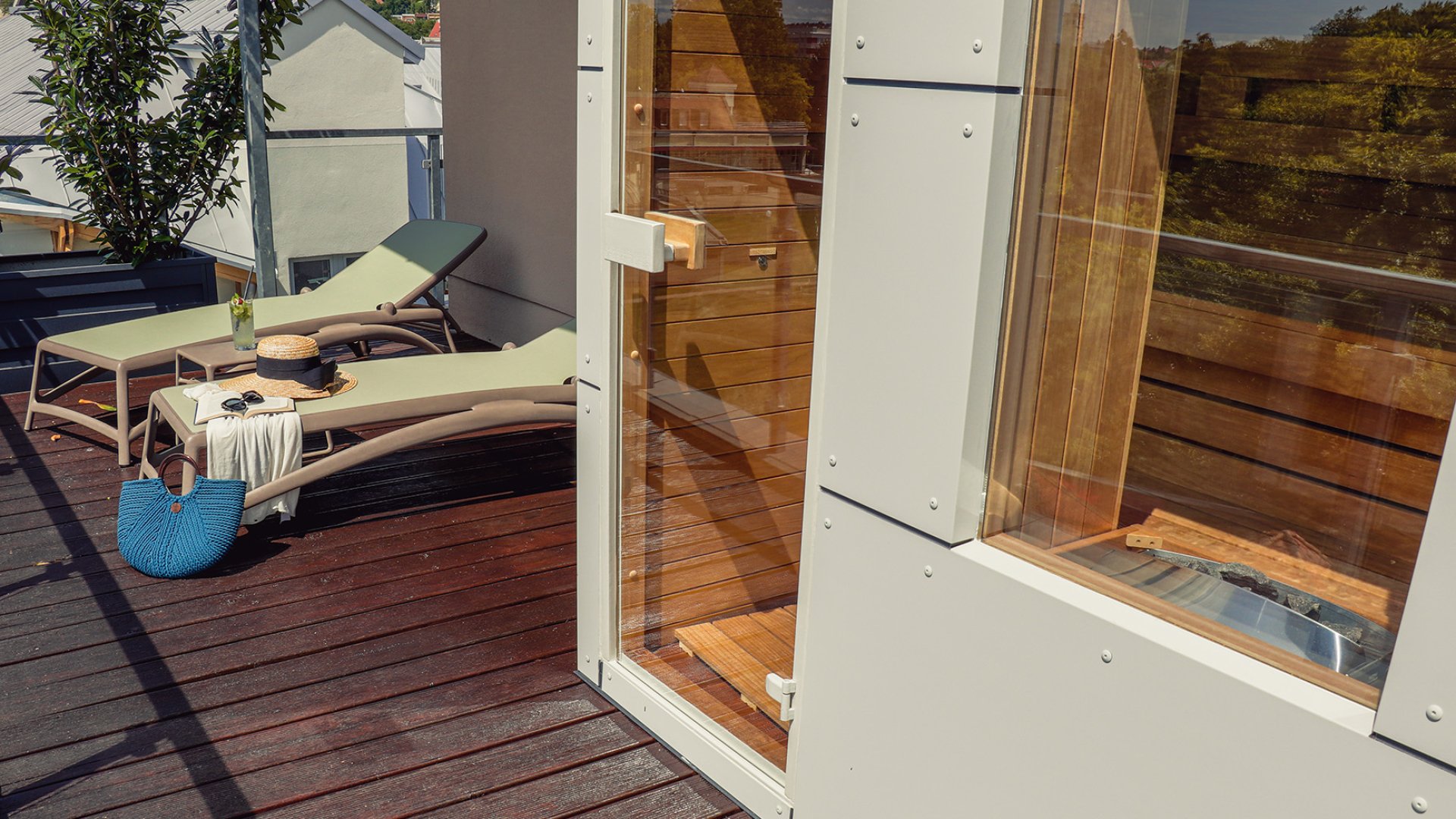 De Luxe Corner suite with private finnish sauna